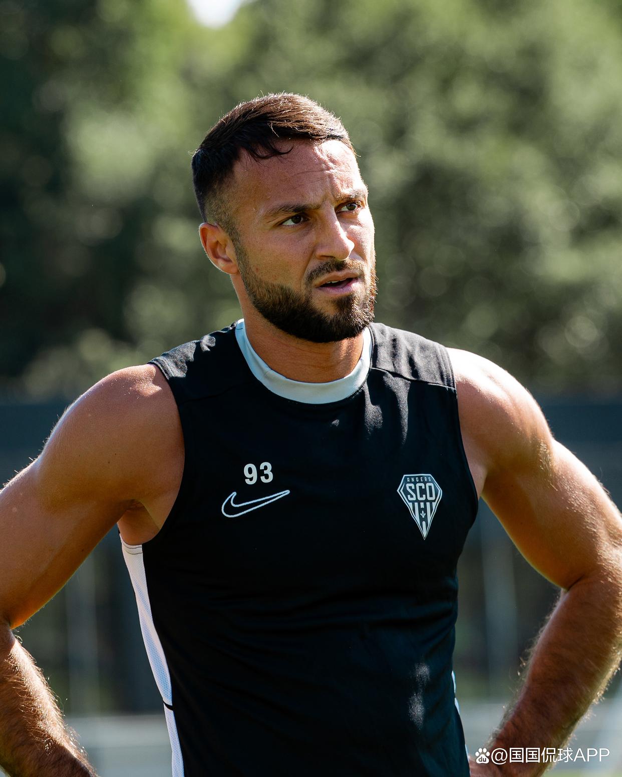 包含里昂迎德甲关键赛；清晨状态回暖；气氛紧张；临场指挥获称赞的词条